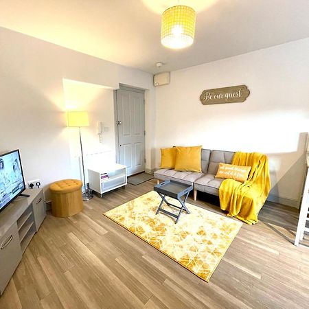 Stylish Cosy And Bright Apartment - Fantastic Location - Perfect For Business Or Solo Travellers Bishop's Stortford Exterior foto